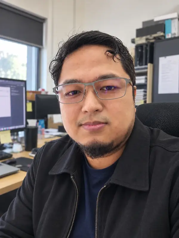 Muhammad Bukhori daripada alfatihstudio di ruang kerja